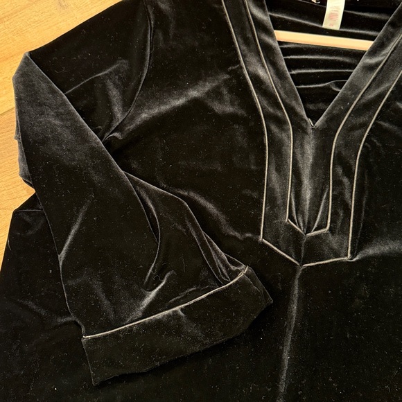 Vintage Oscar de la Renta Black Velvet Robe | 2X Luxury Loungewear - Picture 6 of 8